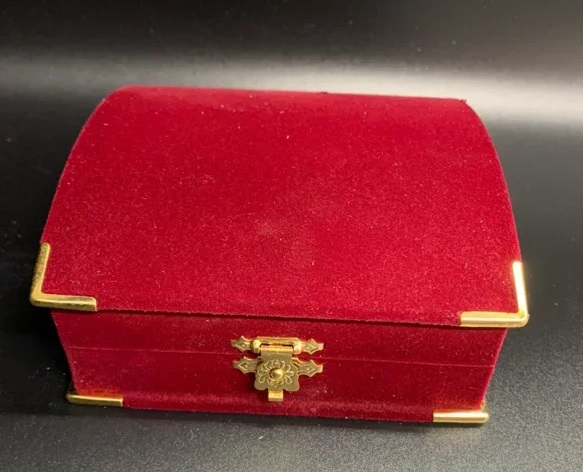 Красная коробка ларец для медали в Москве